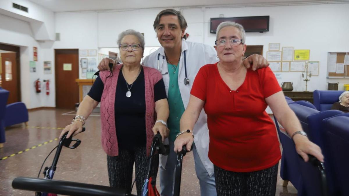 Residencia del Parque Figueroa: El doctor José María Jiménez, con Rafaela y Antonia, dos usuarias.