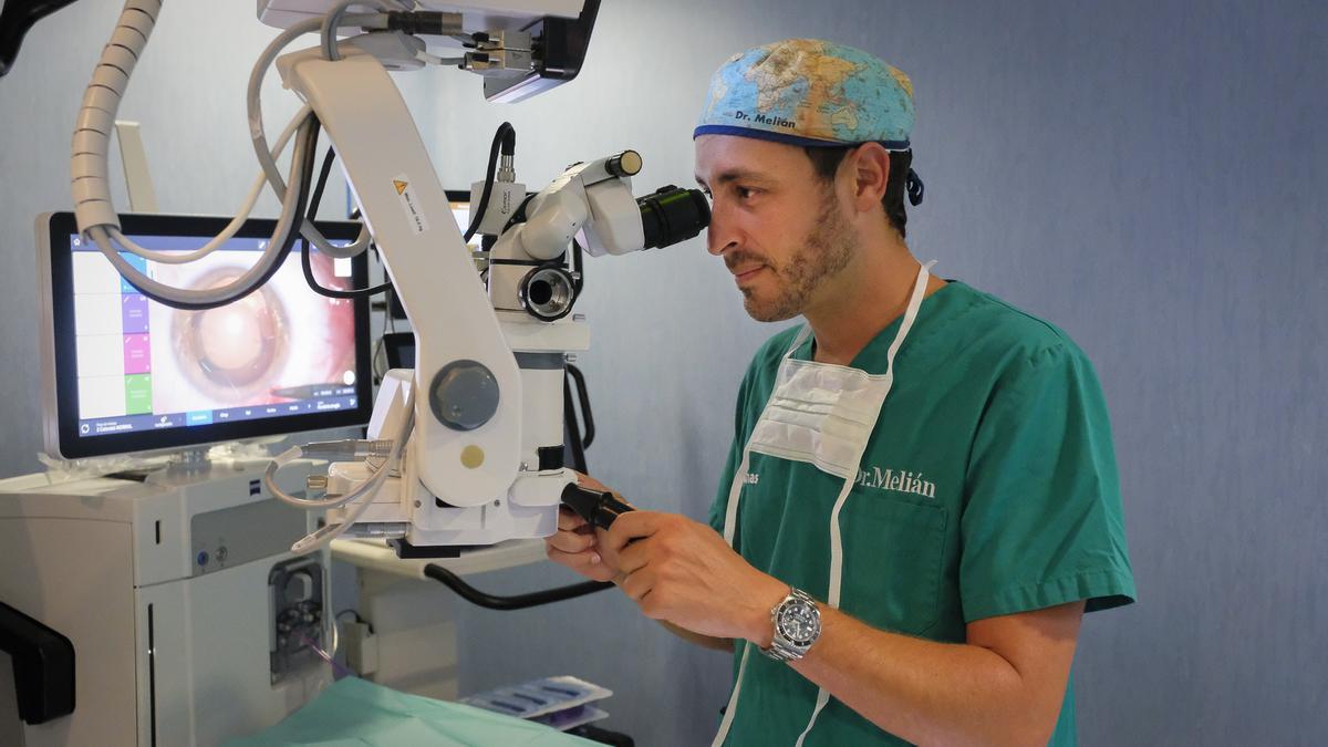 El doctor Rafael Melián explora el ojo de un paciente.