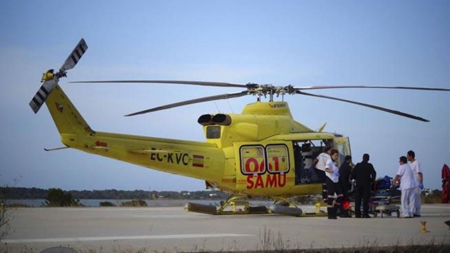 Momento en que el herido es trasladado al helicóptero que le evacuó a Eivissa.