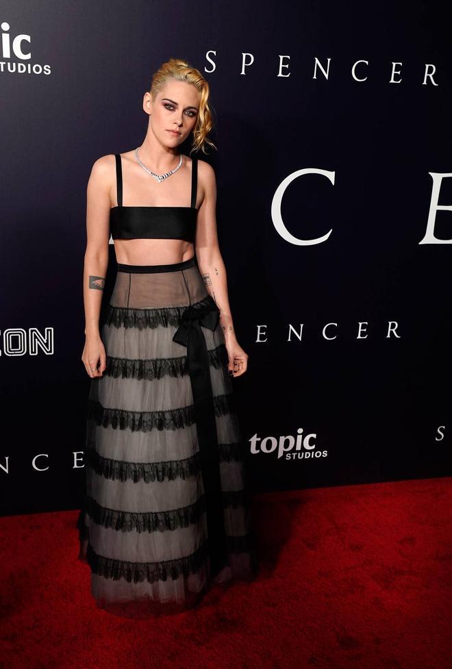 Kristen Stewart, con un dos piezas de Chanel, en el estreno de 'Spencer', en Los Ángeles