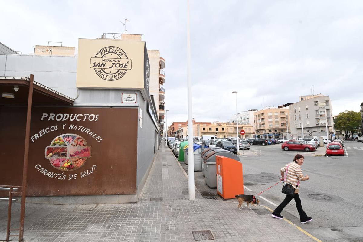 El solar situado junto al Mercado del Pla de Sant Josep, que ahora se utiliza como aparcamiento.