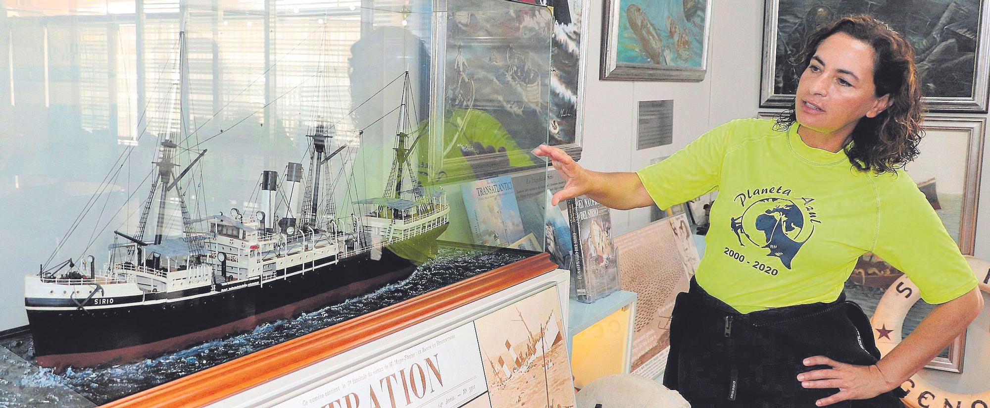 La oceanógrafa Amelia Cánovas mostrando la maqueta del Sirio