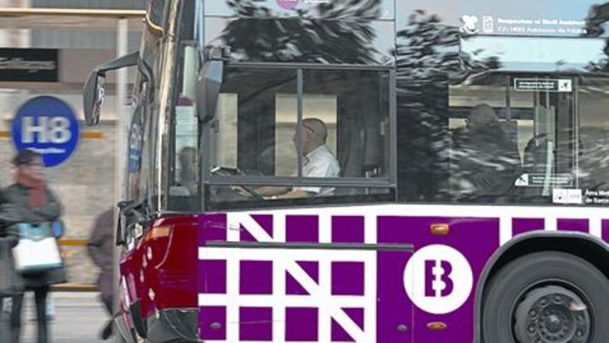 Uno de los buses de la red ortogonal de Barcelona, en noviembre del 2013.