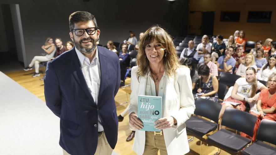 Emilio Pérez presenta a Elena Ibáñez. |   // RICARDO GROBAS