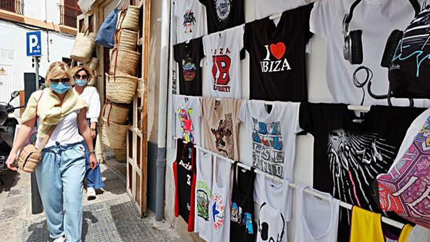 Unas turistas en la calle de sa Creu. | 