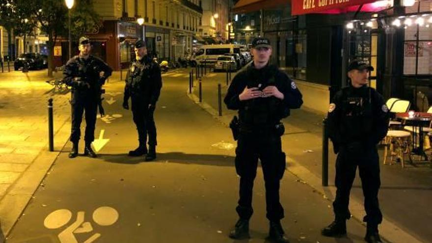Diversos policies, en situació de màxima alerta a París.