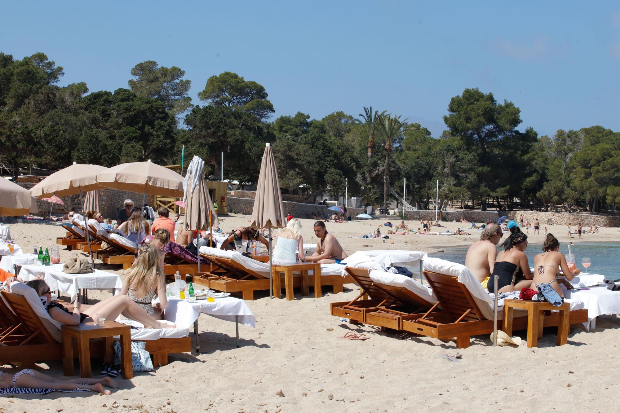 Temperaturas veraniegas y playas llenas en Ibiza