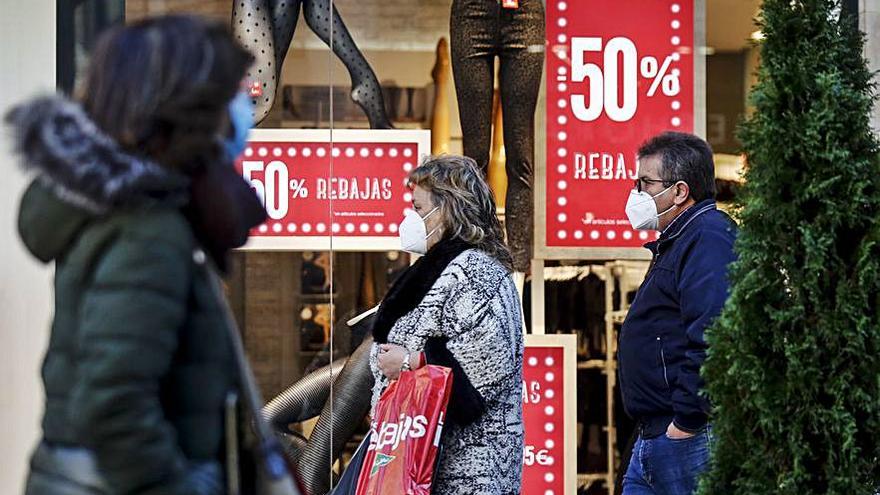 Compradores en el centro de Oviedo. | Julián Rus