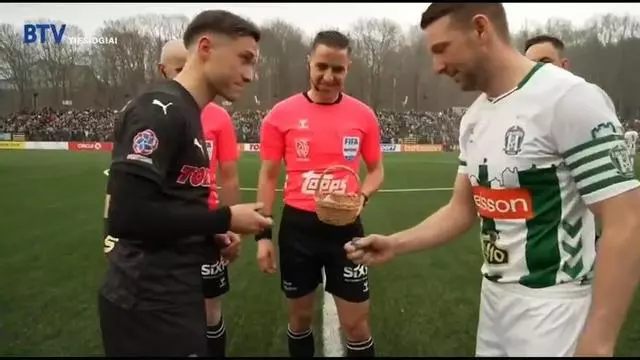 Así deciden el saque inicial en Lituania… con huevos