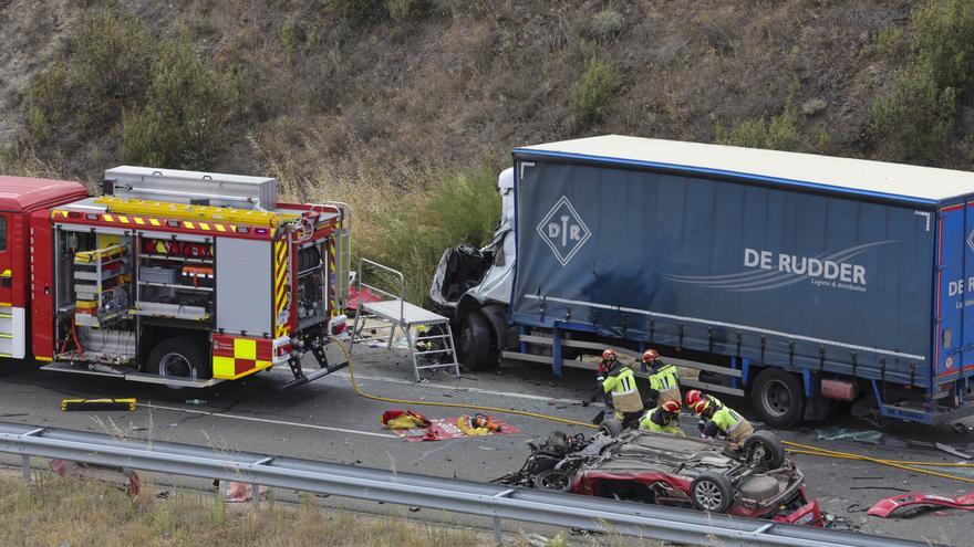 Fallece una mujer y un varón resulta herido en una colisión entre un turismo y un camión en Mozárbez (Salamanca)