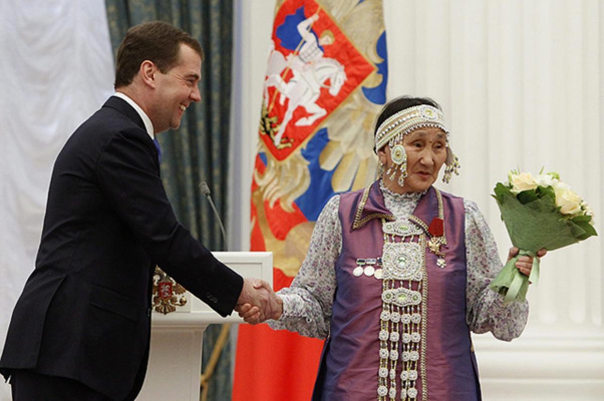 El president de Rússia, Dmitri Medvédev, imposa l’Ordre de quarta classe per serveis a la pàtria a Agrafena Sutakova, durant la cerimònia d’entrega dels premis de l’Estat a Moscou.