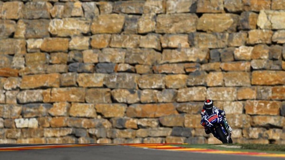 Jorge Lorenzo, ante el icónico muro del circuito de Alcañiz, durante los primeros ensayos del Gran Premio de Aragón.