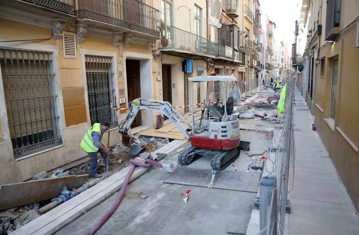 Últimos trabajos en las obras de semipeatonalización de la calle Álamos.