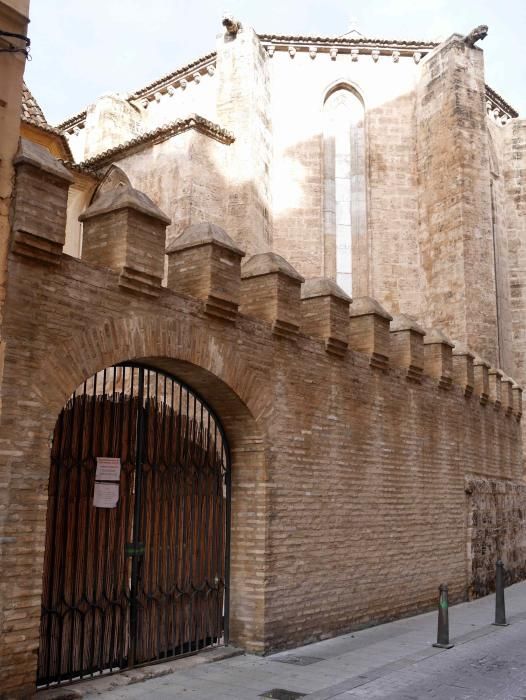 Puerta del Patio Sur y muro almenado