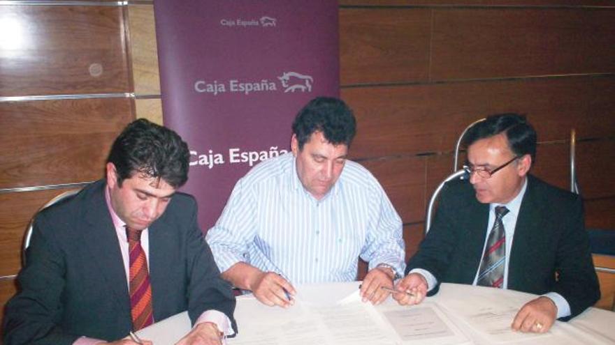 Javier Refoyo, director territorial de Caja España; Marceliano Navarro, presidente de Cogala y Antonio Ortiz.