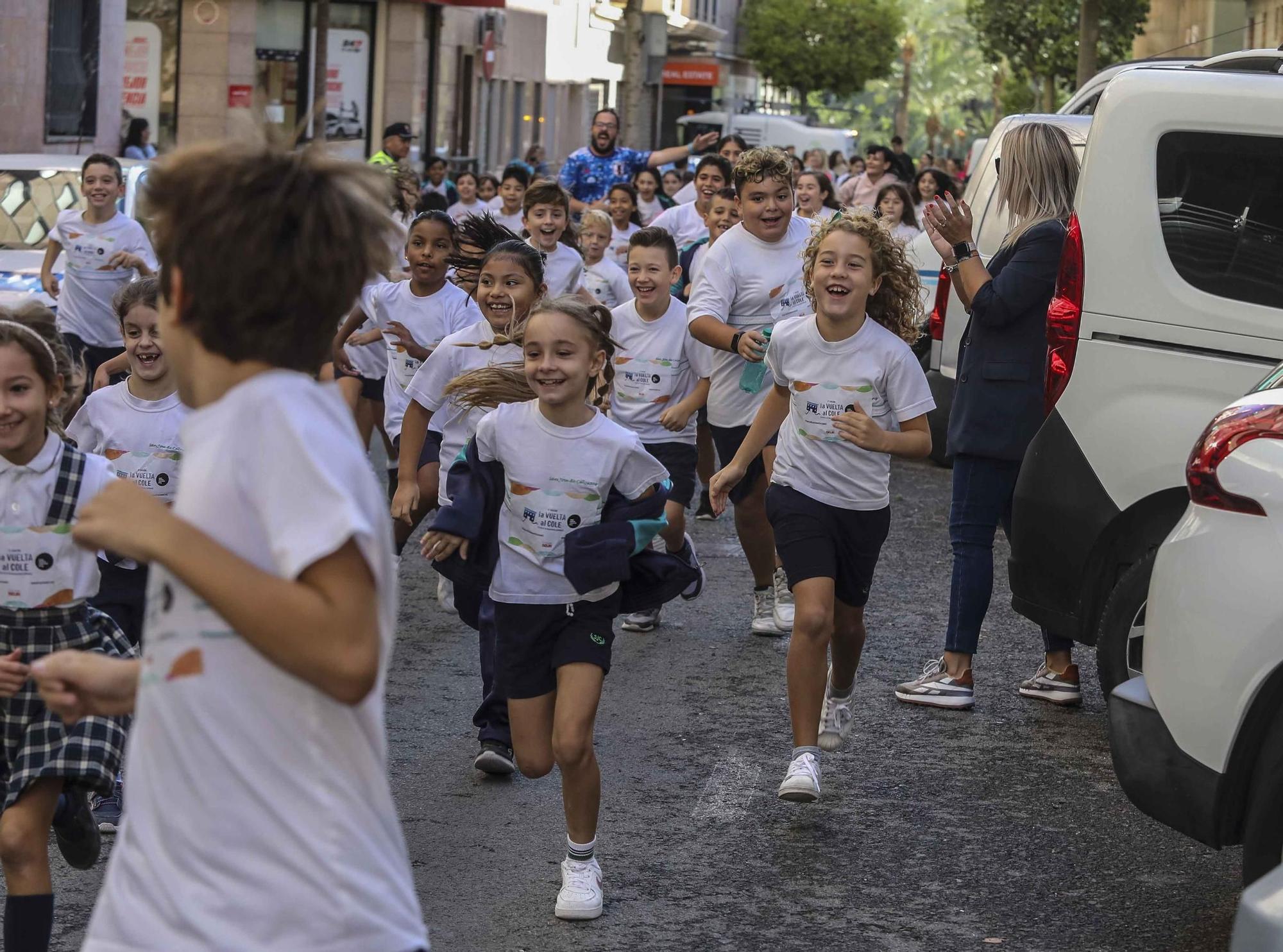 La carrera solidaria contra la leucemia infantil en el colegio San Jose de Calasanz Elche