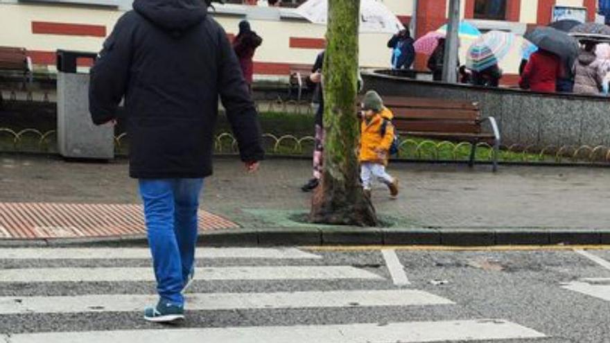 Paso de peatones en la calle Manuel Llaneza. | A. V.