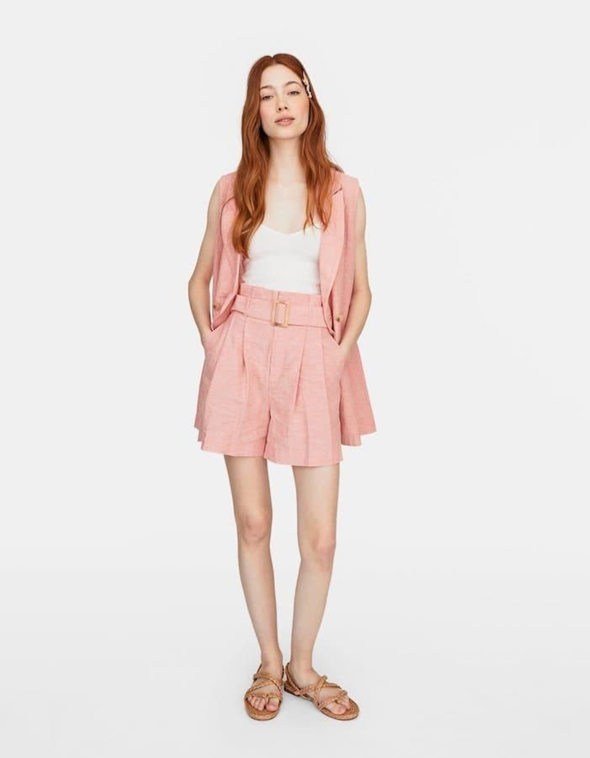 Short con cinturón rosa, de Stradivarius