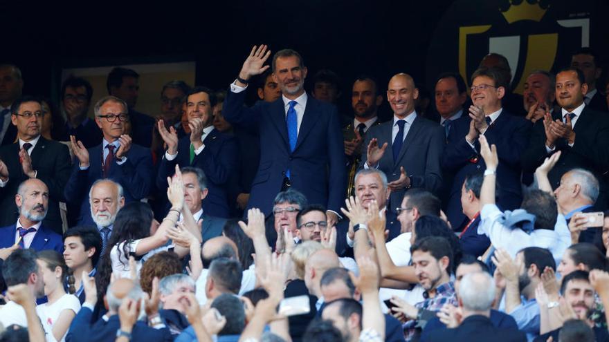 El Rey saluda a su llegada al estadio de Benito VillamarÃ­n.