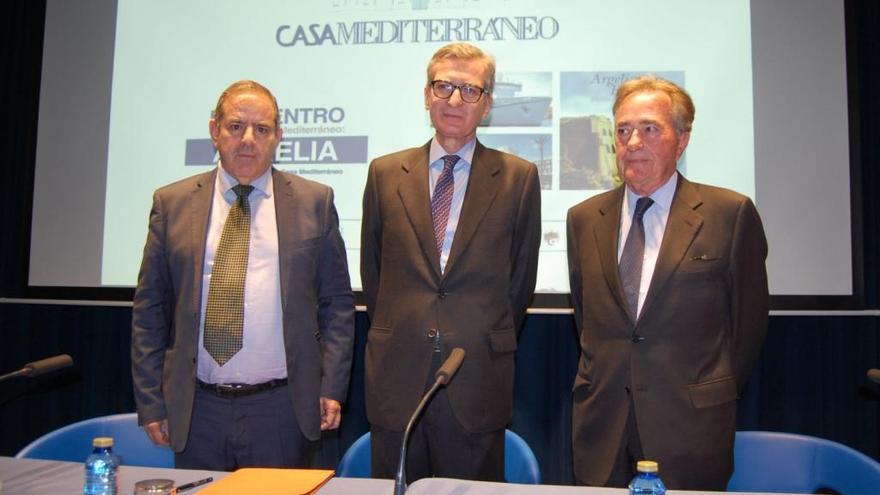 El director general de Casa Mediterráneo, Javier Hergueta; el embajador de España en Argelia, Santiago Cabanas; y el presidente de la Cámara de Comercio, Juan Riera