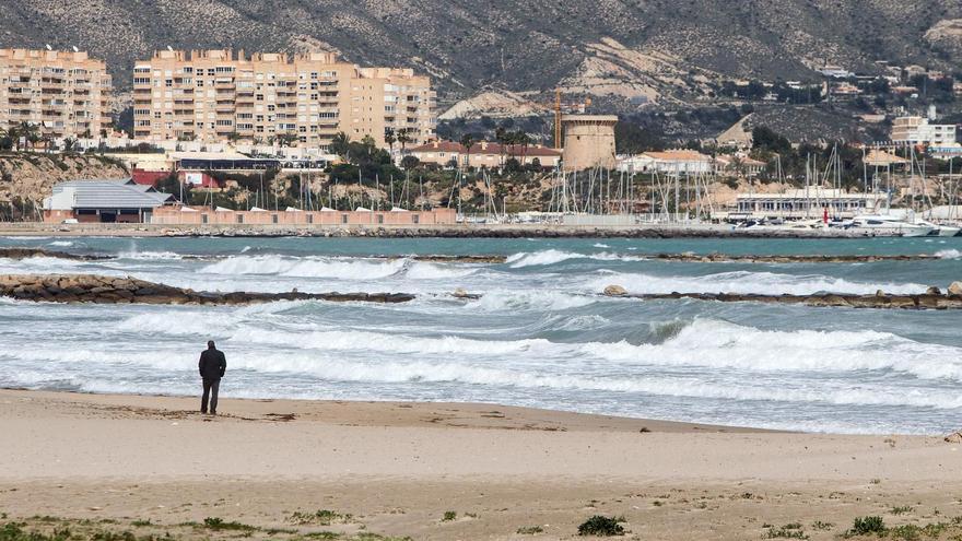 Crónica de una historia con final feliz en El Campello: un día de viento, un surfista y una pelota