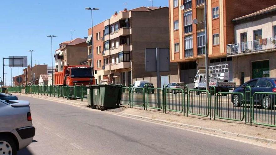 Contenedores de basura en la avenida de Carlos Pinilla de la ciudad.