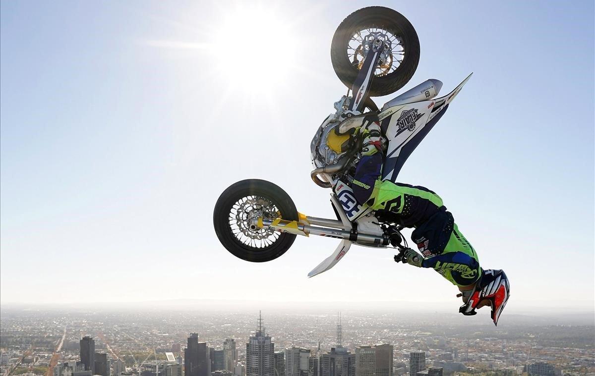 El campeón mundial de motociclismo Jack Field realiza el mayor backflip en una motocicleta jamás registrado este miércoles, en el techo de la Torre Eureka de Melbourne (Australia). El AUS-X Open se mudó de Sydney al Melbourne Marvel Stadium y se llevará a cabo el 30 de noviembre de 2019.