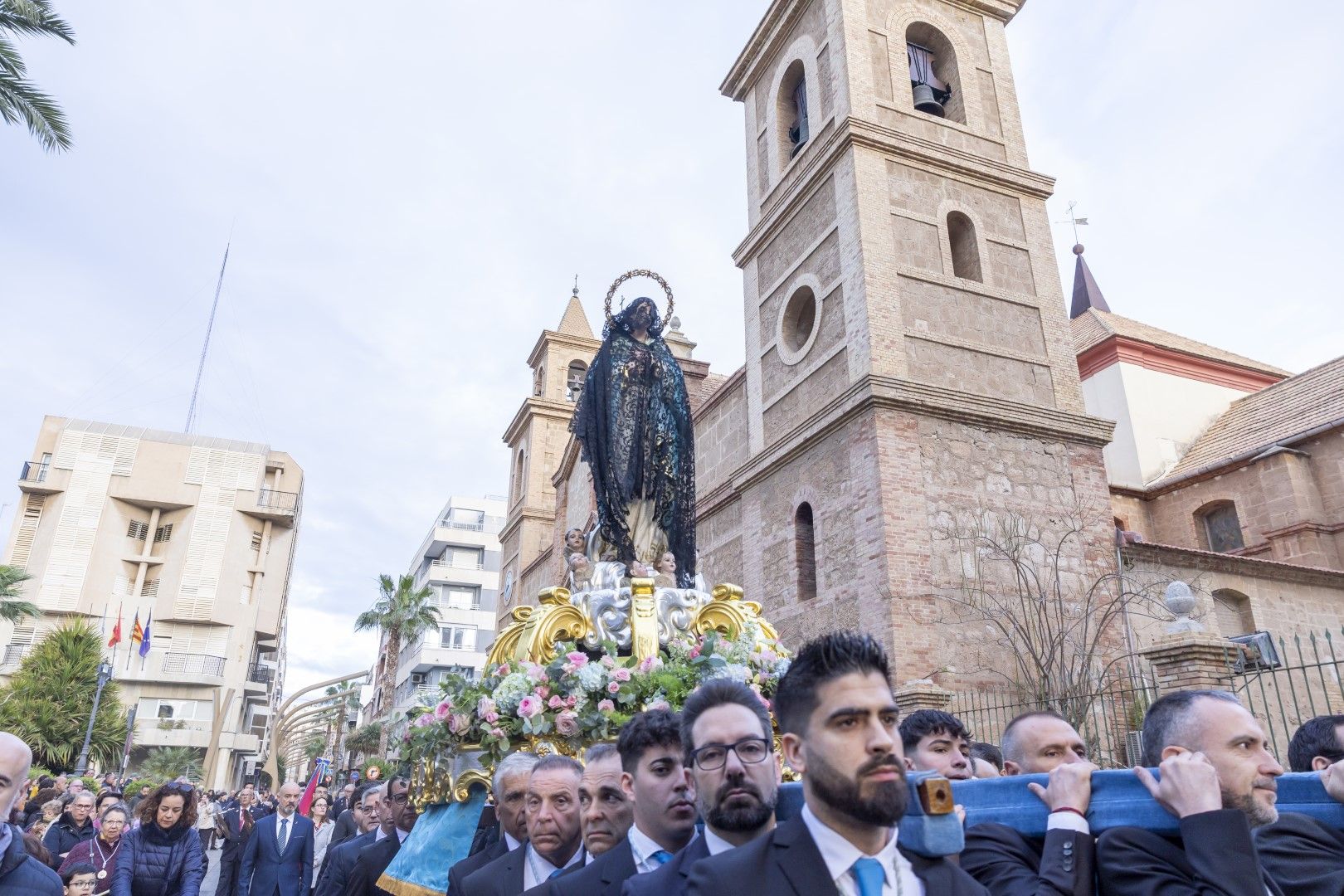 Emotivo Encuentro del Domingo de Resurrección en Torrevieja