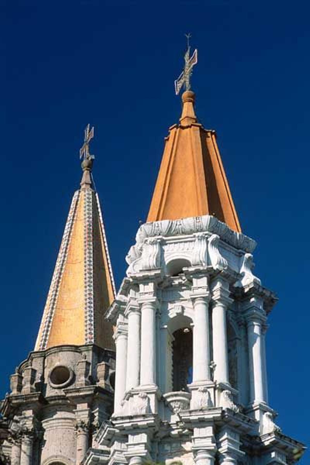 Campanario de una de las parroquias de Chapala