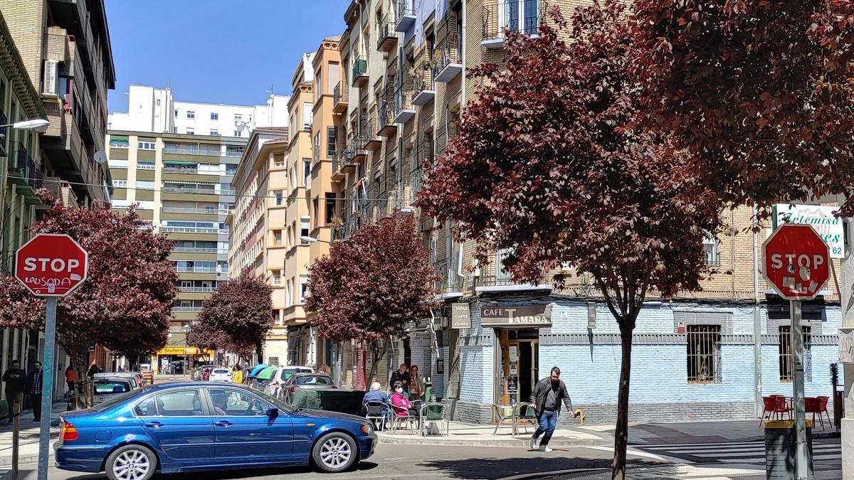 Un peatón cruza la calle del Carmen, esquina con Princesa, en el lugar donde ocurren accidentes con frecuencia.