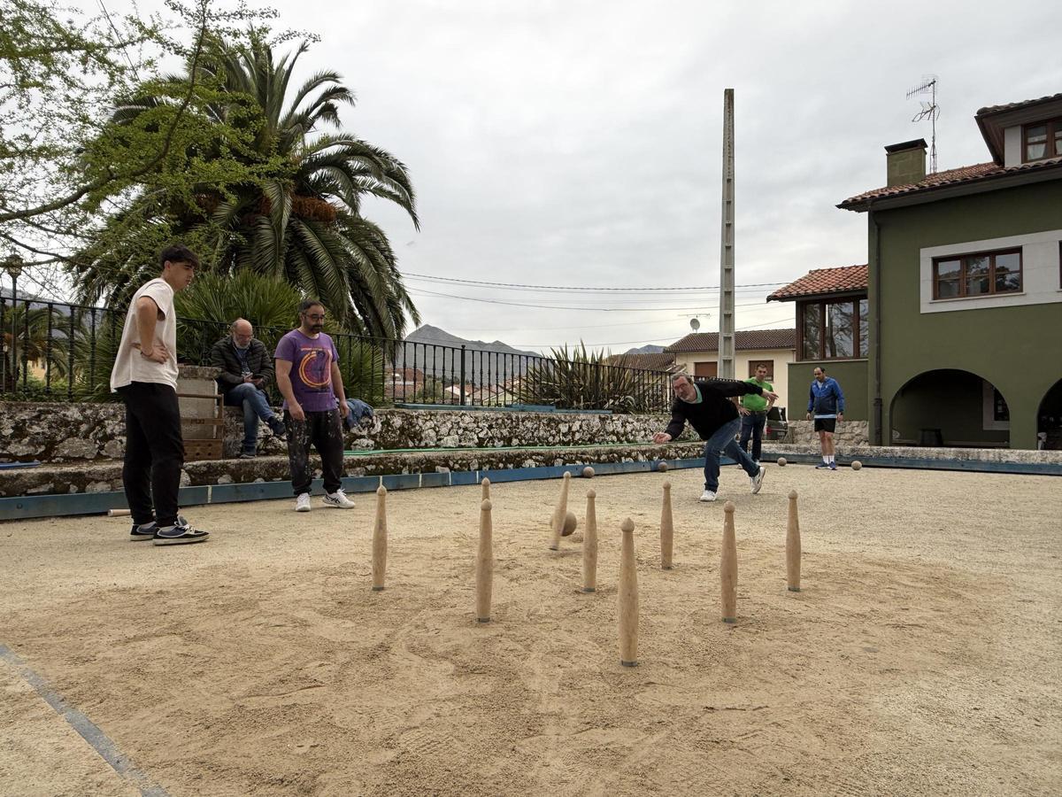 Integrantes de La Mazuga, de Poo (Llanes), durante un entrenamiento; birlando, Vicente Rodríguez Colsa.