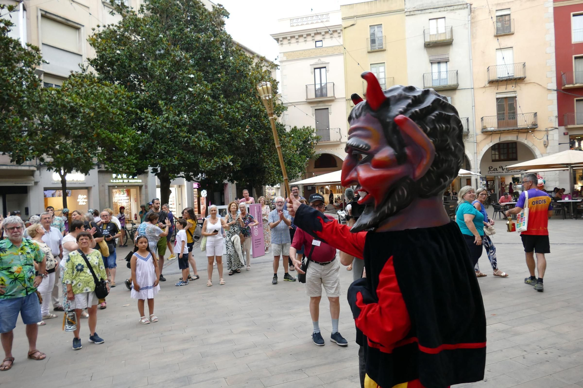 Figueres rep la Flama del Canigó i reparteix la llum de la catalanitat per tota la comarca