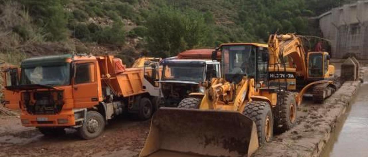 La CHJ dice que avisó cuatro veces  de la crecida para que se retiraran  las máquinas atrapadas en la presa