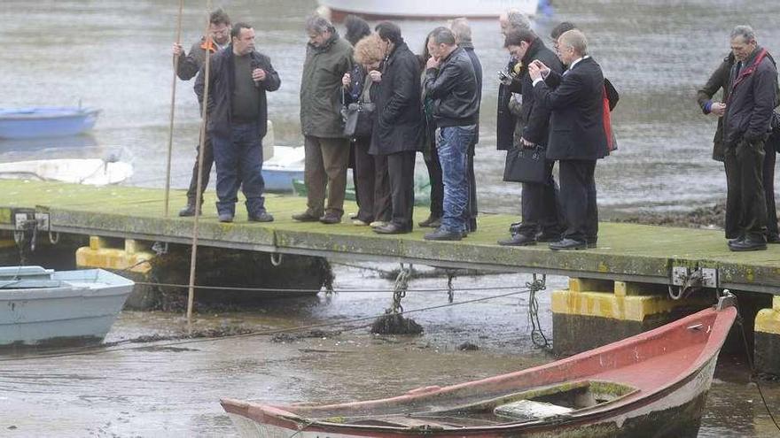 Visita de europarlamentarios a O Burgo, en febrero de 2013, que la comitiva calificó de &quot;impactante&quot;.