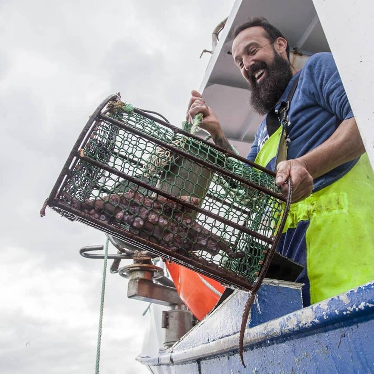 El franquino Félix Lópezpescando pulpo en una imagen promocional del sello de pesca sostenible MSC.