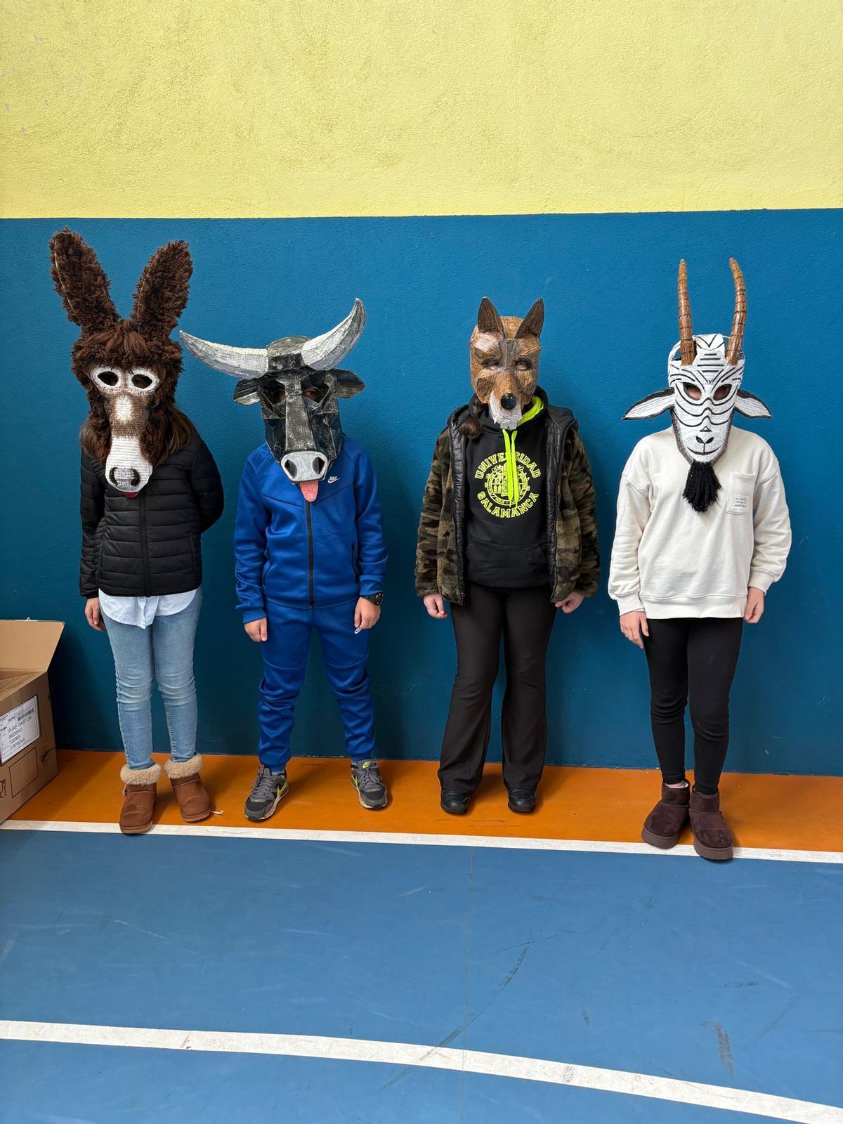 El Toro de Carnaval de Morales entra en las aulas