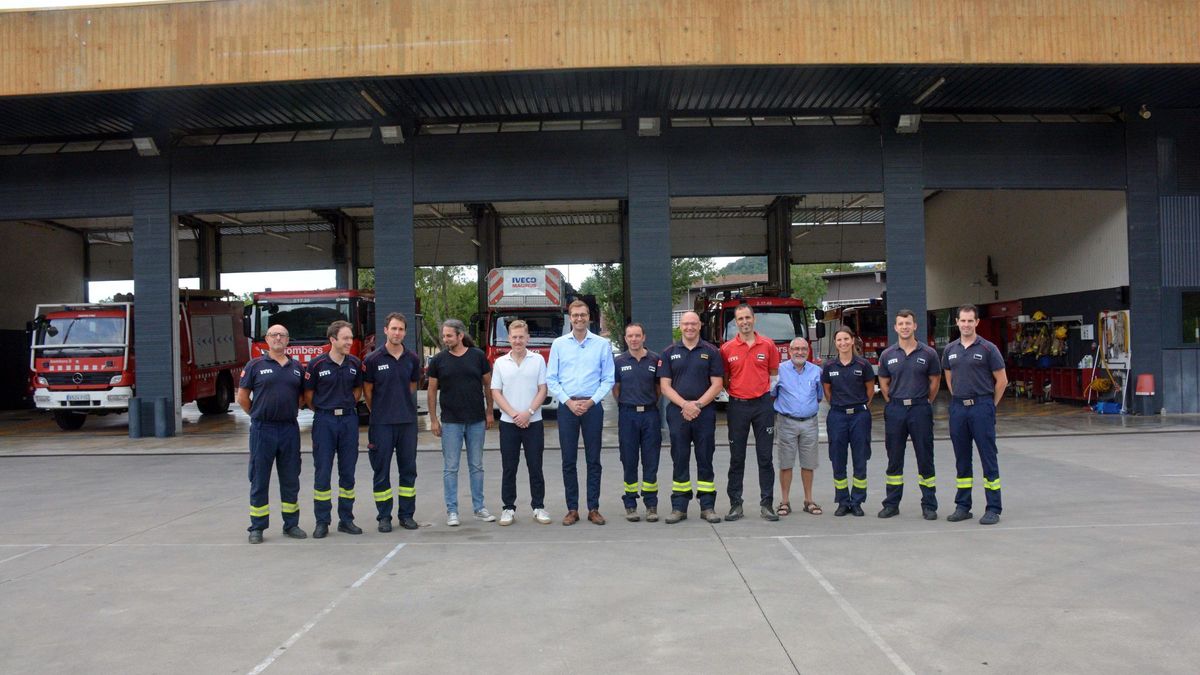 Foto en grup de la visita de l'alcalde i el regidor de Festes al Parc de Bombers d'Olot.