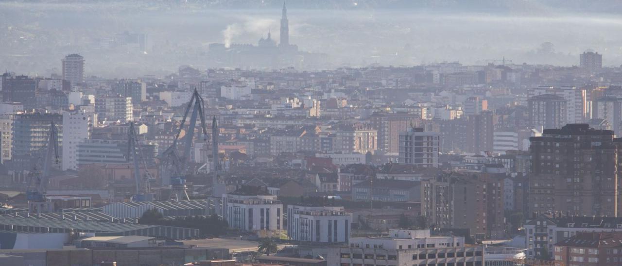 Pol·lució sobre la ciutat de Gijón en una fotografia d’arxiu. | MARCOS LEÓN