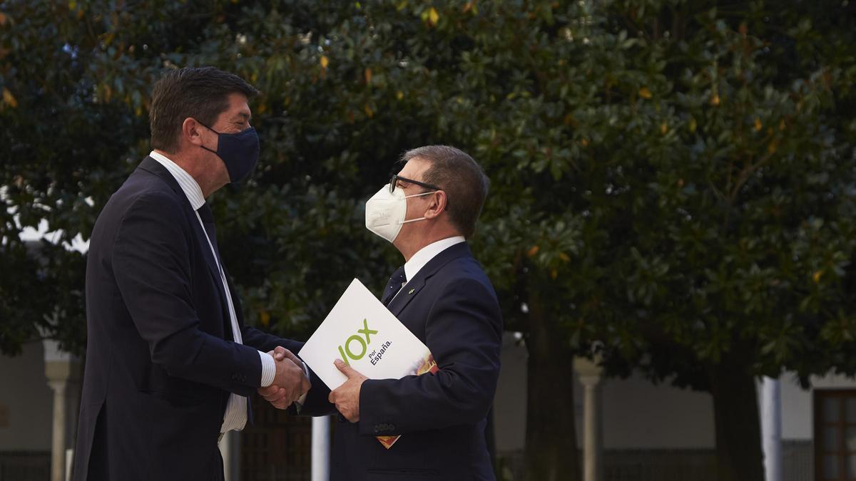 Imagen de archivo del vicepresidente y consejero de Turismo, Juan Marín, y el Portavoz del grupo parlamentario Vox, Manuel Gavira, durante la sesión plenaria en el Parlamento de Andalucía.