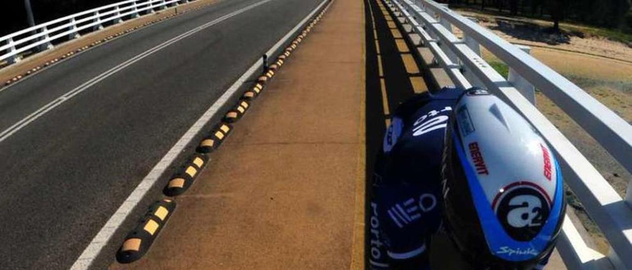 Gustavo César Veloso entrenando en el puente de A Illa. // Iñaki Abella