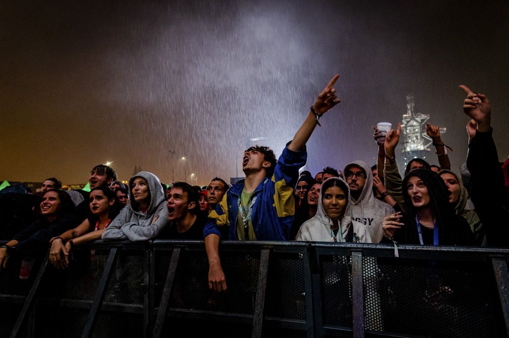 Así se vivió la lluvia la primera noche del festival Festardor, en el Port de Sagunt.