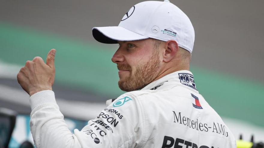 Bottas se lleva la &#039;pole&#039; en casa de Hamilton