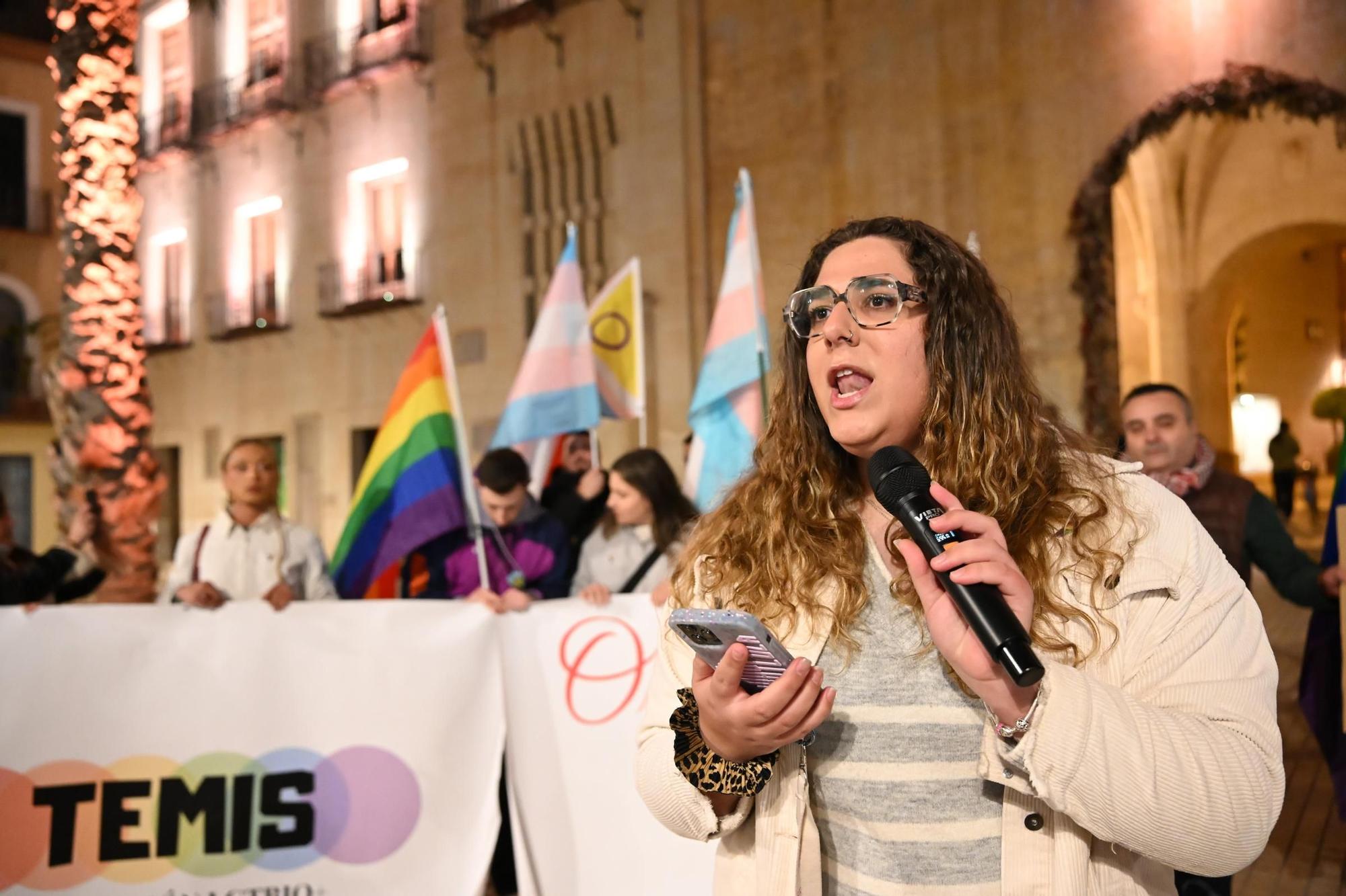 Protesta del colectivo LGTBIQ en la plaza de Baix de Elche para pedir la dimisión de Aurora Rodil