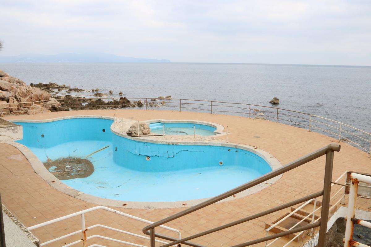 L'antiga piscina de l'Hotel Voramar de l'Escala