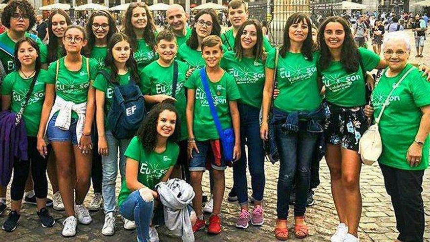 Equipo de trabajadores y voluntarios de la biblioteca. | // FDV
