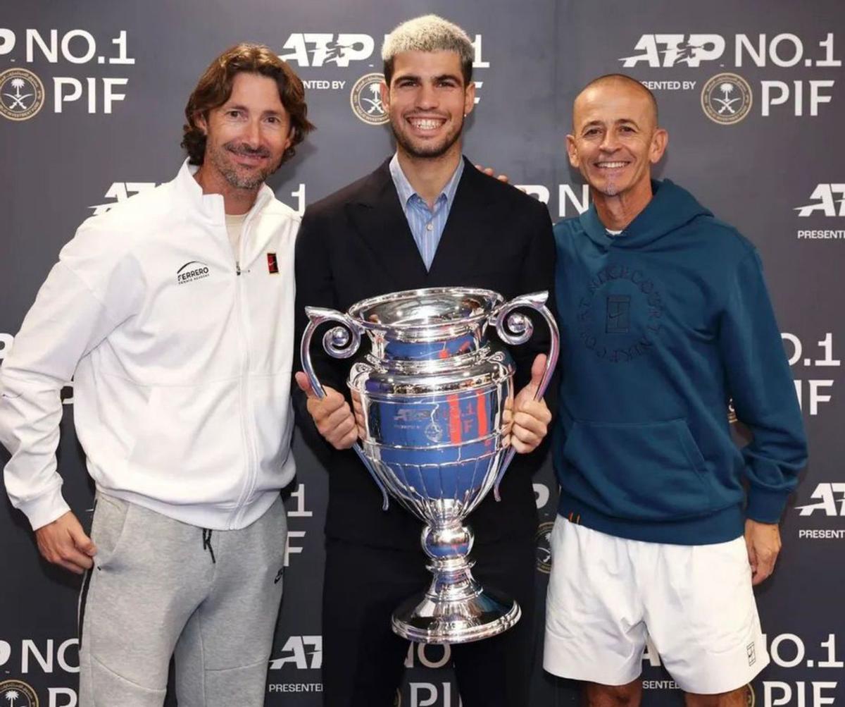 De izquierda a derecha, Juan Carlos Ferrero, Carlos Alcaraz y Samuel López posan con el trofeo de las ATP Finals.