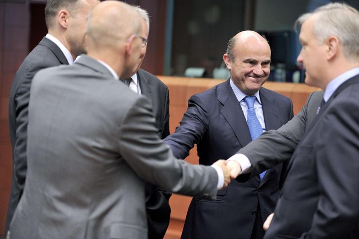 De Guindos saluda altres ministres d’Economia de la UE.