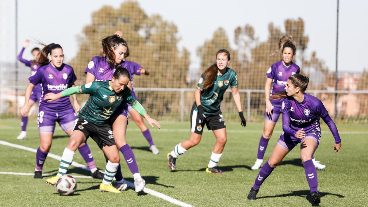 Angie Castañeda, con el balón, durante el partido contra el Tenerife B.