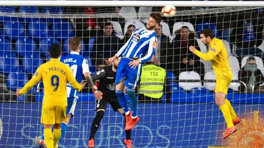 Domingos Duarte despeja un balón centrado al área local, en el partido del pasado domingo.