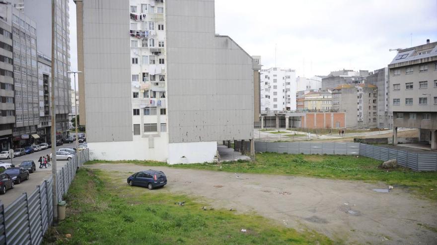 Terreno sin edificar en Plaza Porticada, polígono donde el Concello prevé vender una parcela. |   // C. PARDELLAS